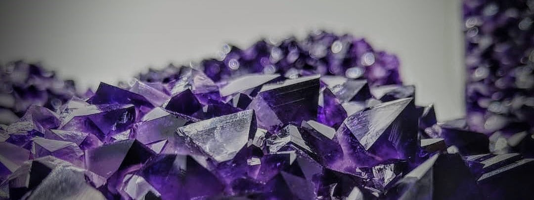 Amatista: El cristal de la transformación y la calma interior